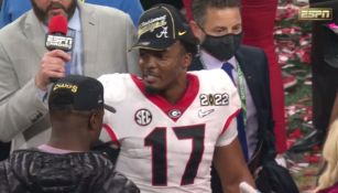 Nakobe Dean con la gorra de Alabama campeón