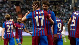 Piqué festeja un tanto con Luuk de Jong 