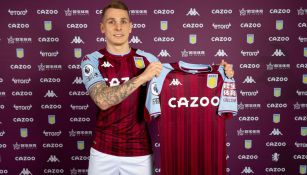 Lucas Digne ya posa con la camiseta del Aston Villa 