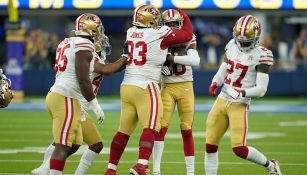 Jugadores de San Francisco 49ers festejan una anotación