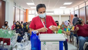 Enfermera prepara dosis contra Covid-19