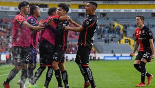 Jugadores Rojinegros festejando el gol a favor