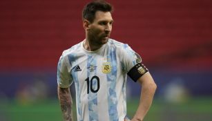 Lionel Messi durante un duelo con Argentina