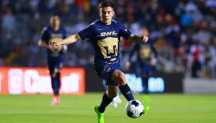 Marco García en acción con Pumas