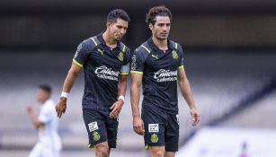 Jesús Molina y Antonio Briseño durante partido con Chivas en Liga MX