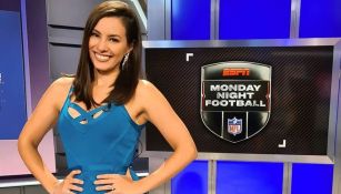 Kary Correa conduciendo programa de NFL en ESPN