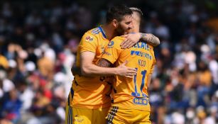 Gignac celebrando su gol junto al Diente López