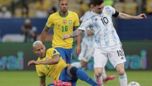 Messi y Richarlison disputando un balón