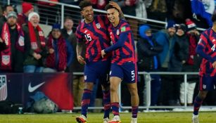 Antonee Robinson celebra con Estados Unidos