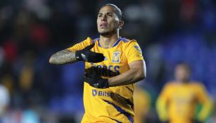 Carlos Salcedo con Tigres