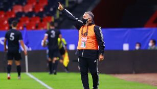 El Tata Martino durante un partido en el Azteca