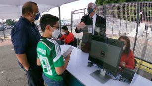 Aficionados tramitan código QR para entrar al Azteca