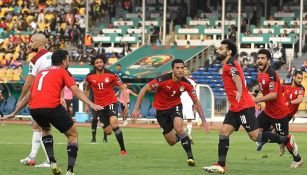 Jugadores egipcios festejando gol vs Marruecos