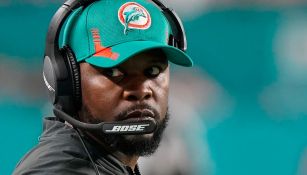 Brian Flores, molesto tras una acción de sus jugadores