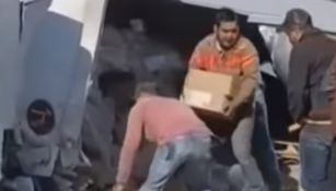 Saquean tráiler volcado en la Xalapa-Perote 