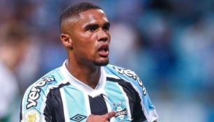 Douglas Costa durante un entrenamiento con el Gremio