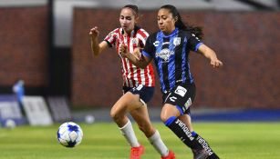 Queretaro jugando partido ante Chivas en la Liga MX Femenil