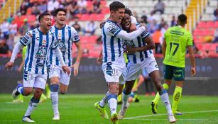 Avilés Hurtado y Víctor Guzmán celebrando el gol de chilena 