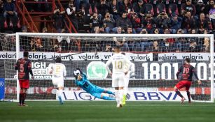 Xolos en acción ante Pumas