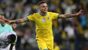 Jonathan Rodríguez festejando su primer gol con el Al-Nassr