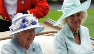 La reina Isabel II junto a Camila de Cornualles