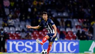 César Montes durante un partido con Rayados