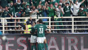 Jugadores de Palmeiras festejan uno de los goles