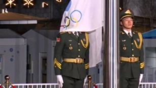 Soldado chino cubierto con la bandera