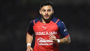 Alexis Vega jugando partido con Chivas en la Liga MX