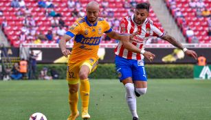 González y Vega pelean un balón en el Akron 