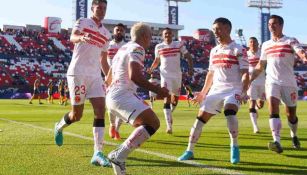 Jugadores de Toluca celebrando el único gol ante San Luis 