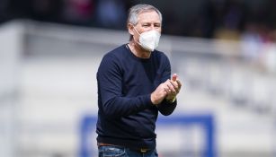 Ariel Holan dirigiendo a León en partido de Liga MX ante Pumas