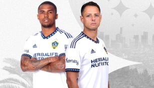 Douglas Costa y Chicharito Hernández con la nueva equipación de LA Galaxy