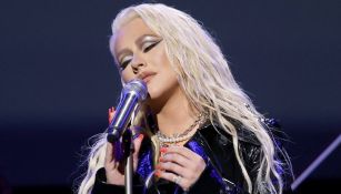 Christina Aguilera cantando durante concierto