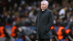 Ancelotti atento en el trascurso del duelo vs PSG