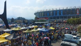 La gente se forma para conseguir entrar al Estadio Azteca