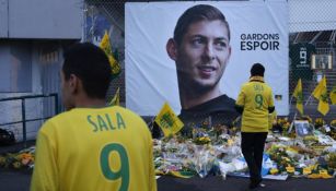 Aficionados colocaron flores en homenaje al jugador tras su fallecimiento