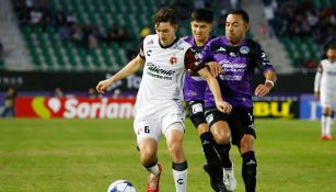 Marco Fabián durante un partido con Mazatlán