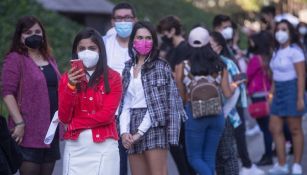 Jóvenes con cubrebocas esperan entrar a concierto al Auditorio Nacional