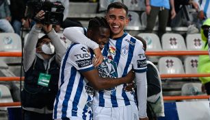 Jugadores de Pachuca festejan un gol