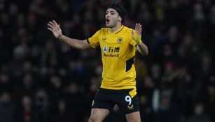 Raúl Jiménez jugando partido de la Premier League con los Wolves