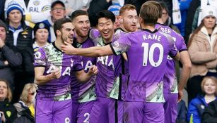 Jugadores del Tottenham festejan un gol ante Leeds United 