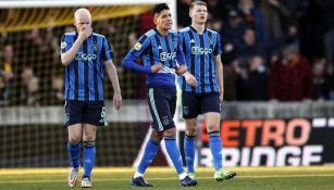 Edson Álvarez reacciona junto a sus compañeros del Ajax