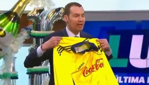 Andre Marín recibiendo playera del América de Cuauhtémoc Blanco