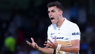 Juan Dinenno durante un partido con Pumas