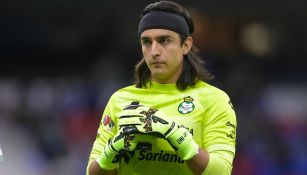 Carlos Acevedo jugando partido con Santos en la Liga MX