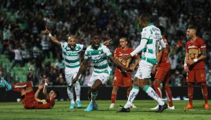 Santos celebra frente a Pumas