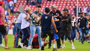 Aficionados invadieron el cancha de la Corregidora