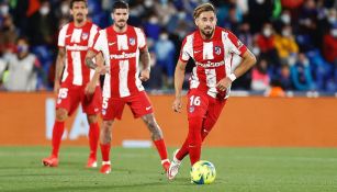 Héctor Herrera durante un duelo con el Atlético 