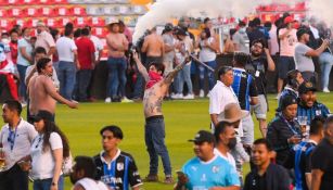 Aficionados invadieron el cancha de la Corregidora